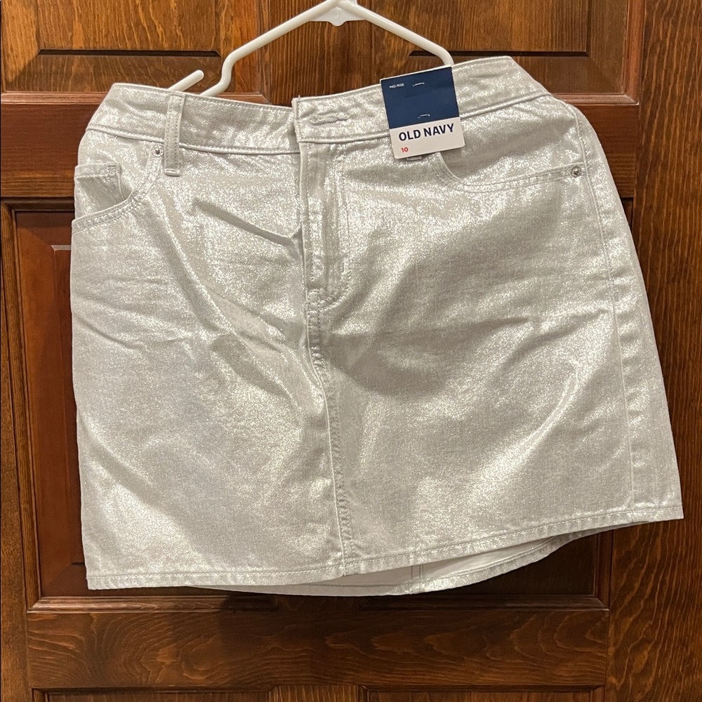NWT Old Navy Shimmering Silver Mini Skirt. Size 10